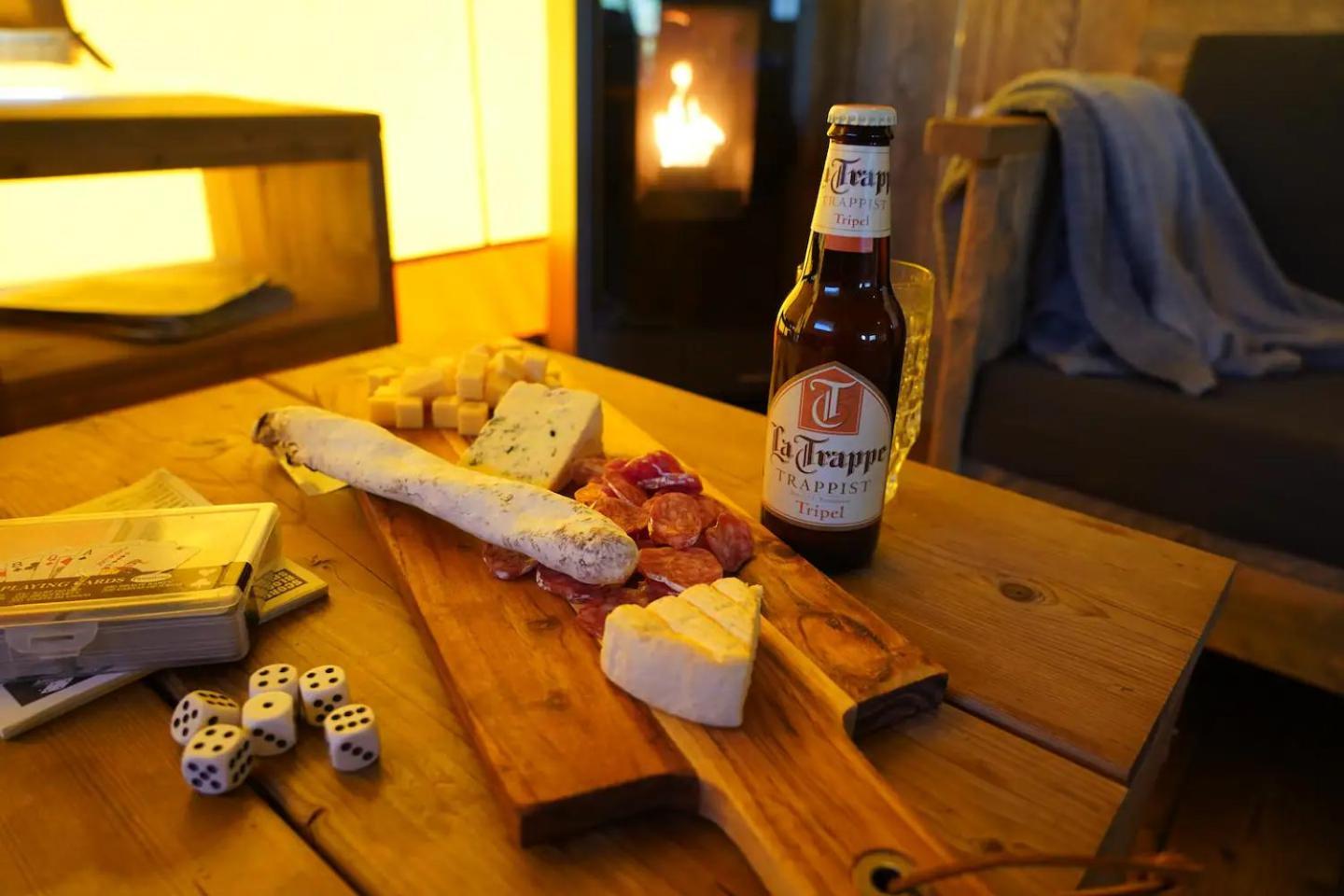 Tente de luxe Glamping Met Bar En Prive Sanitair Voor 5 Personen Sneezy Behelp
