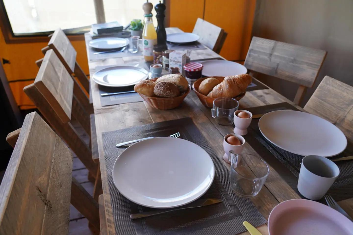Glamping Met Bar En Prive Sanitair Voor 5 Personen Sneezy Tente de luxe *
